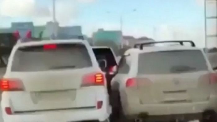 Жаңаөзенде нөмірі жоқ қымбат көліктер жол ережесін бұзды 