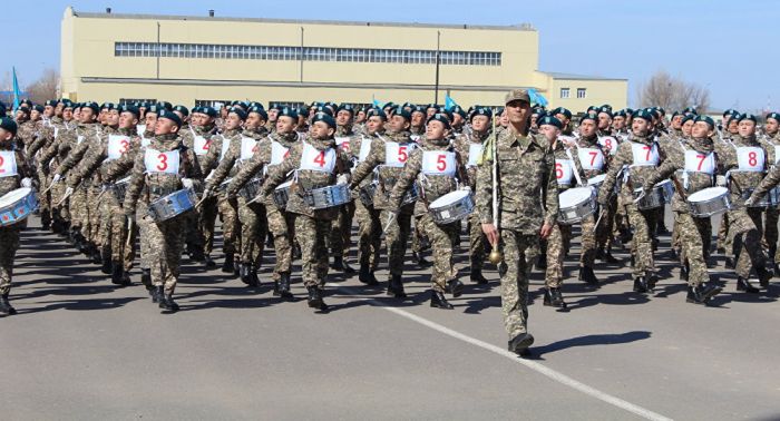 Елбасы отан қорғаушыларға: Отан үшін өміріңді қиюға дайын болу керек