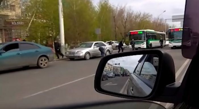 ​Астанадағы көшелердің бірінде он мың теңгелік купюралар ұшып жүрген