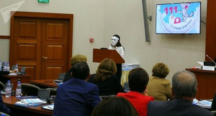 Мәжілісте бетперде киген қыз депутаттардың алдында сөз сөйледі