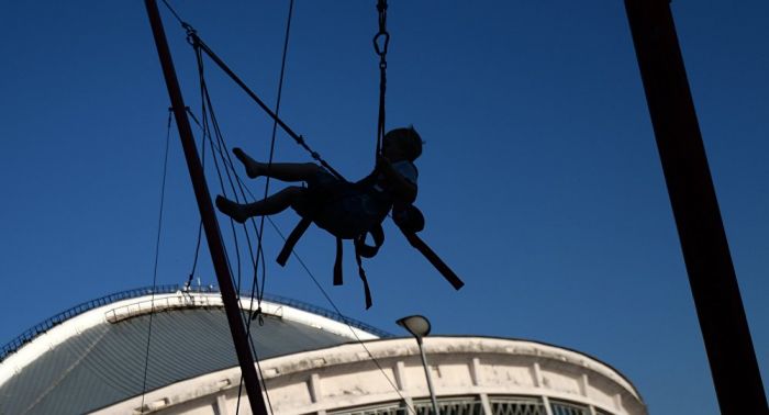 Астана саябағында бойжеткен аттракционнан құлап кетті