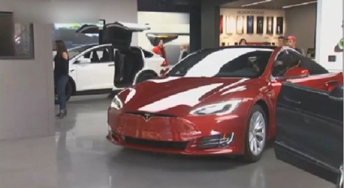 ​Tesla компаниясы 4 мың адамды жұмыстан қысқартады 