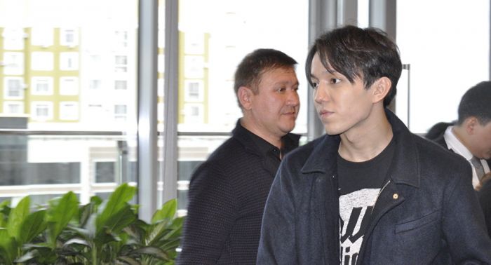 Сенбеңіздер, мен тірімін: Димаш өзінің өліміне қатысты ақпаратты жоққа шығарды