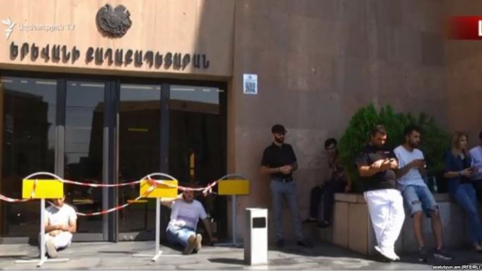 Демонстранттар Ереван мэрінің отставкаға кетуін талап етіп жатыр