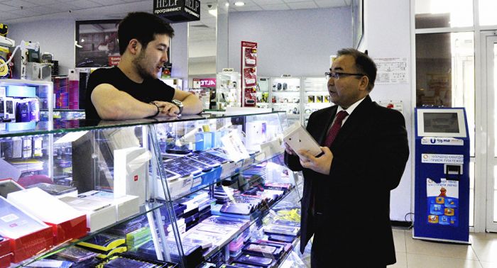 Рамазан Әлімқұлов уәдесінде тұрып, алматылық түлекке iPhone сатып алды