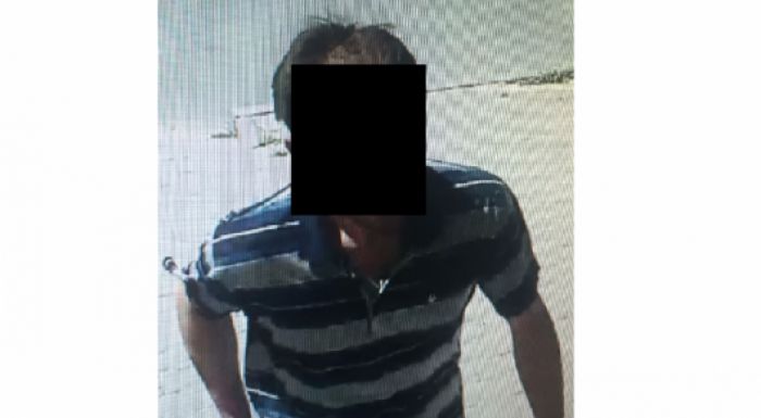 ​Шымкентте үй кіреберісінде ұл балаға шабуыл жасаған ер адамның видеосы таралып жатыр