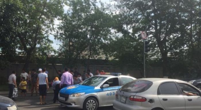 ​Астана полицейлері жаяу жүргіншілер жолында балаларды қағып кетті 