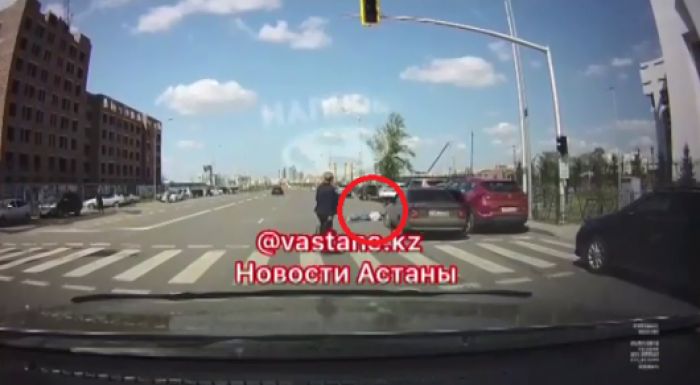 ​Астана қалалық сотының маңында қызды көлік қағып кетті