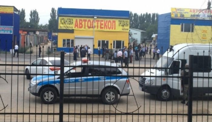 Алматы автобазарындағы рейдтен кейін 400-ден аса адам полицияға жеткізілді