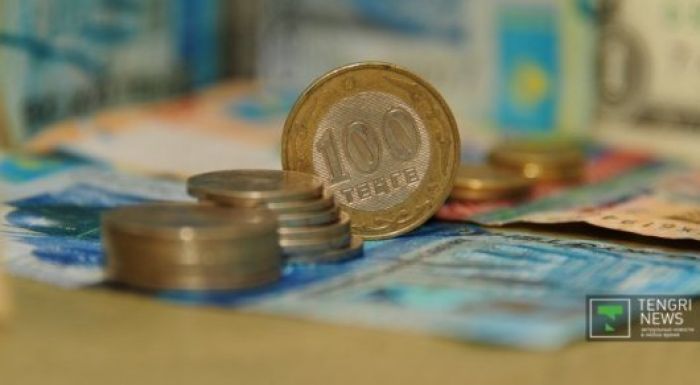 ​Ұлттық валюта бағамы долларына 349 теңгеге дейін әлсіреді 