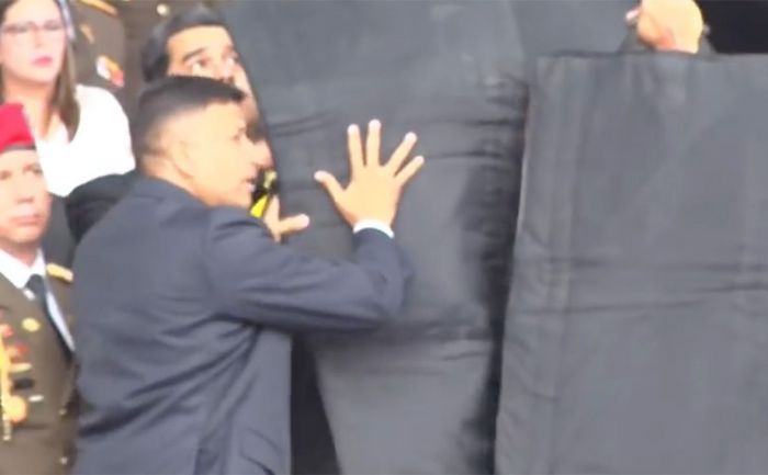 Венесуэла президентіне қастандық жасалған сәт видеоға түсіп қалды