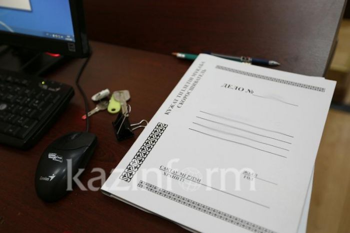 ​Алматыда жол ережесін бұзған жүргізуші полицейді соққыға жықты