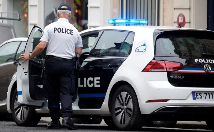 Париж түбіндегі шабуылдан екі адам қаза тапты