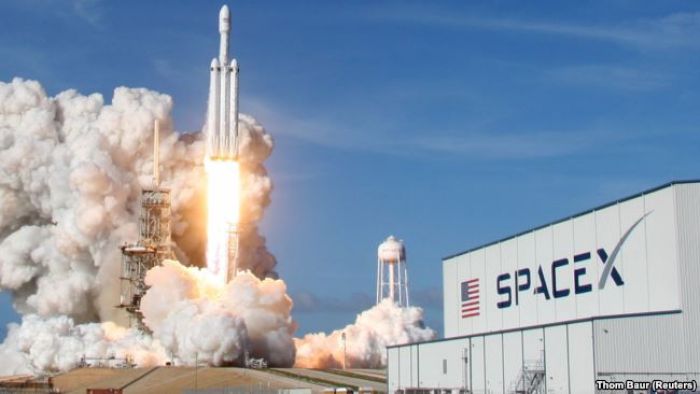 SpaceX Айға ұшатын алғашқы туриспен келісім жасасты