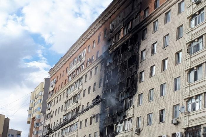 ​Көпқабатты үйдегі өрт: Адамдарды аман алып шыққан ақтөбеліктер марапатталды 