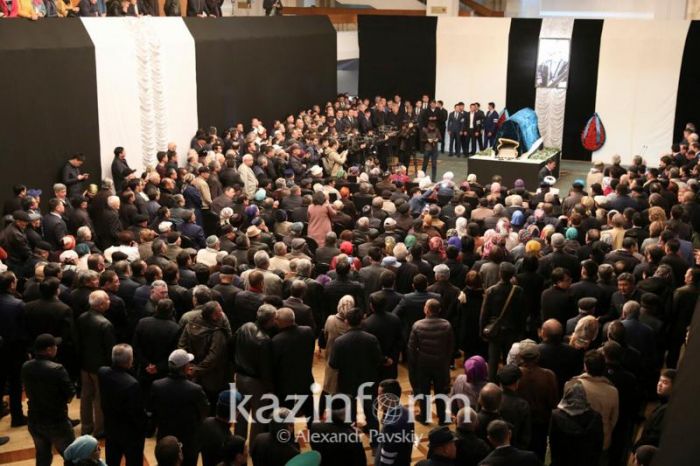 ​Қазақстандықтар көрнекті жазушы Шерхан Мұртазамен қоштасуда 