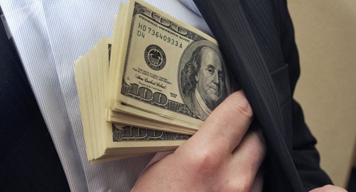 Қазақстанда 7 шенеунік парамен ұсталды