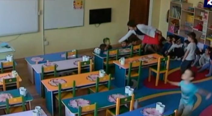 Балаларға ойыншық лақтырған: Алматыда балабақша тәрбиешісі жұмыстан қуылды