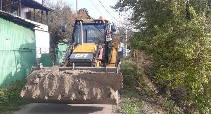 Алматыда әкесі туған қызын экскаватормен басып кетті