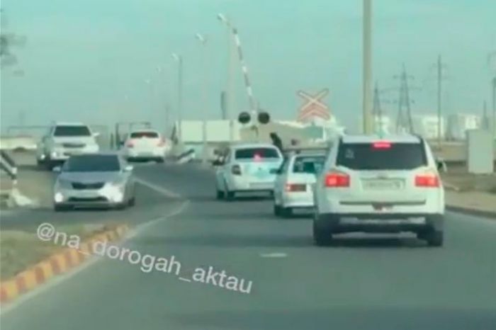 ​Ақтау: Жол ережесін бұзған кортеж жүргізушісіне айыппұл салынды 