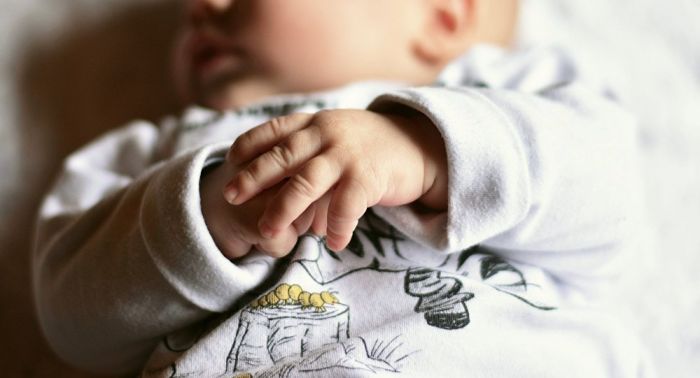 Алматыда бес айлық сәбиді арбаға салып, көшеге тастап кеткен