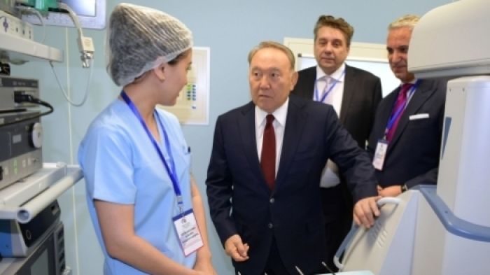 Нұрсұлтан Назарбаевқа Қазақстандағы алғашқы роботталған хирургия орталығы көрсетілді