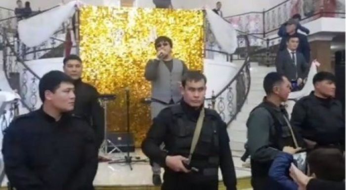 ​Серікбол Сайлаубек ән айтқанда қоршап тұрған қарулы адамдарға айыппұл салынды 