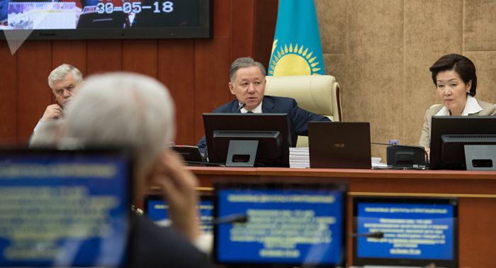 "Өзіңіз түсінбей тұрсыз!" Нығматулин сұраққа жауап бере алмаған вице-министрге шүйлікті