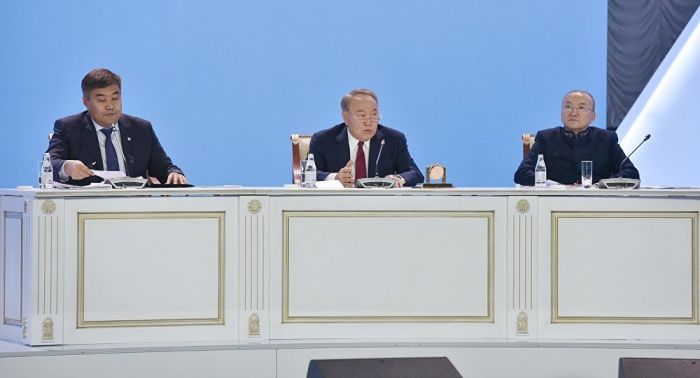 Назарбаев: өмірден түңілсеңіз, зират басына барыңыз