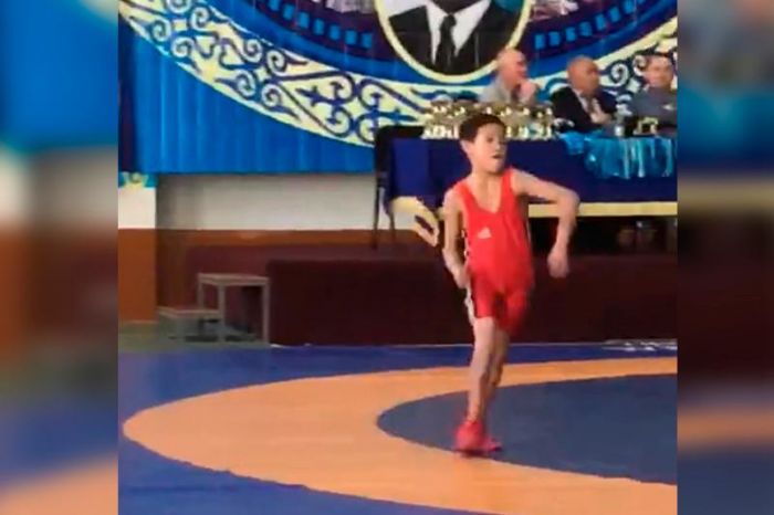 ​Қазақтың кішкентай «Конор Макгрегоры» жұртты күлкіге қарқ қылды