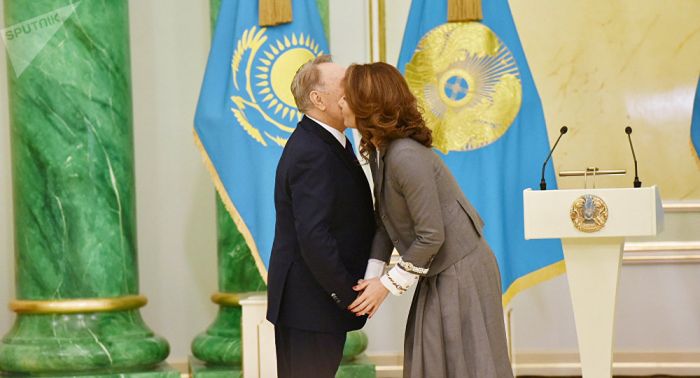 Назарбаев кенже қызының бетінен сүйіп, мемлекеттік сыйлықпен марапаттады