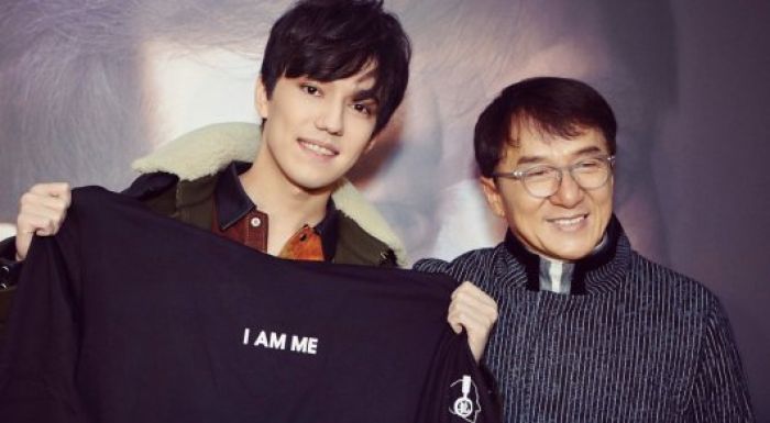 ​Димаш Құдайберген Джеки Чанға қазақ шапанын сыйлады