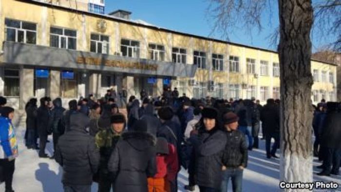 Қарағандыда жүздеген адам биліктен кісі өліміне кінәліні табуды талап етті