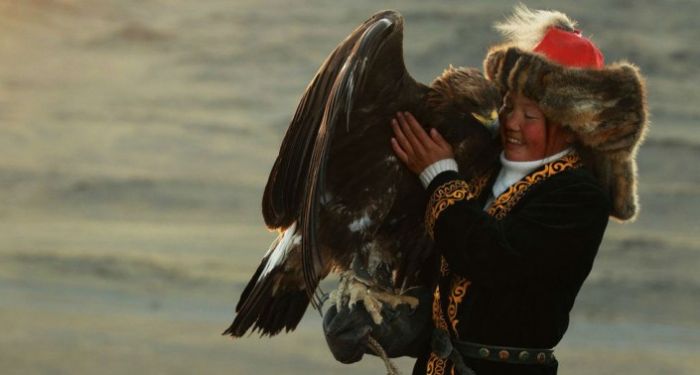 Бүркітші қазақ қызы отбасымен бірге Қазақстанға көшуді армандайды