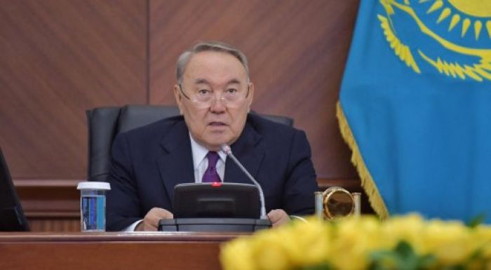 ​"Әрбір акционер өз банкінен ұрлайды" - Назарбаев