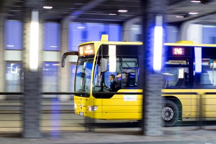 ​Германияда автобустағыларды құтқарған жолаушы қоғамдық көлікте өмір бойы тегін жүретін болды