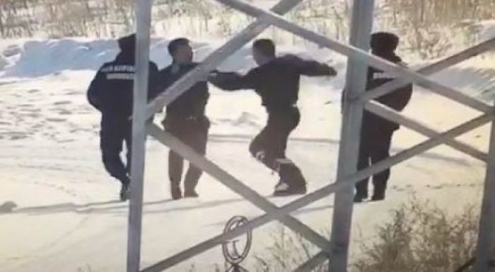 Полицейлер өзара шығып төбелесті: Видеоға қатысты қызметтік тексеріс жүріп жатыр