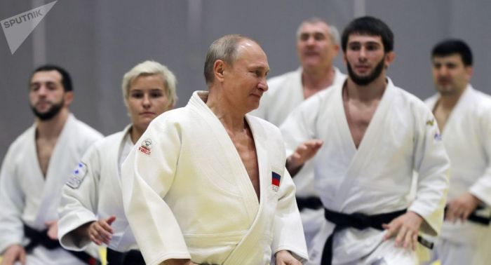 Путин олимпиада чемпионымен күресіп, жарақат алып қалды