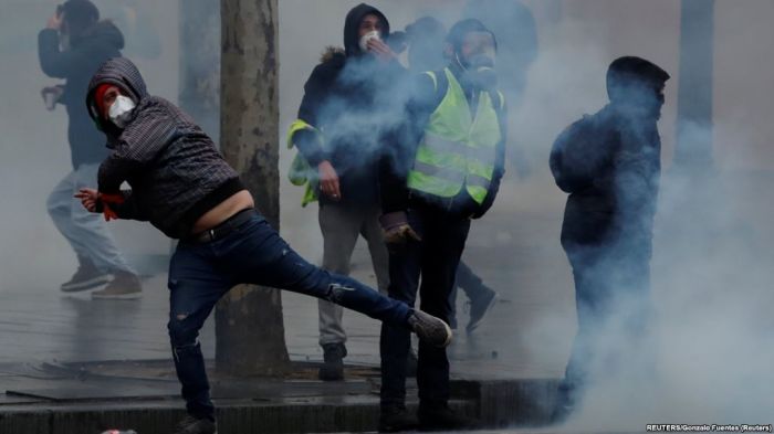 Францияда полиция "сары жилеттілерді" тарату үшін газ қолданды