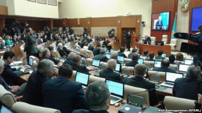 Мәжіліс "қызметкері пара алған басшыны жазалайтын" заң жобасын мақұлдады