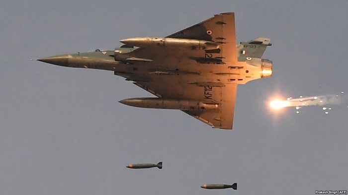 Пәкістан Үндістанның екі әскери ұшағын атып түсірді