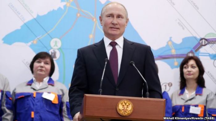 Путин "жалған ақпарат" таратқандар мен "билікті қорлағандарды" жазалайтын заңға қол қойды