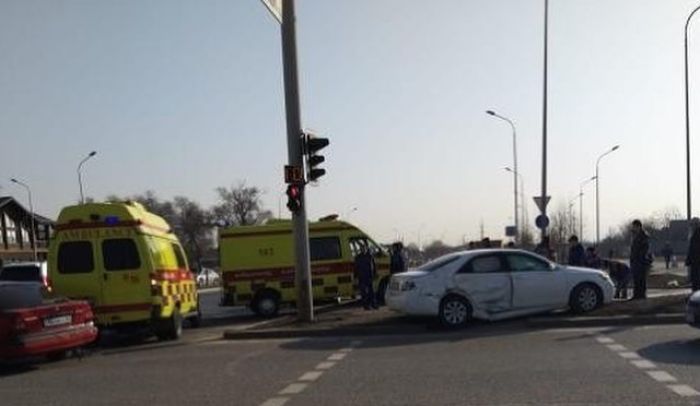 Алматыда жедел жәрдем көлігі жол апатына ұшырады