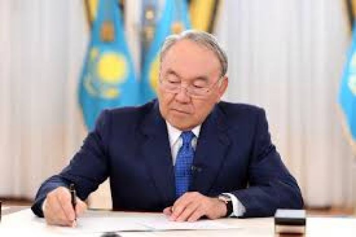 Назарбаев полиция қызметкерлерін кезектен тыс аттестаттаудан өткізу туралы Жарлыққа қол қойды