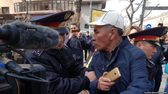 Бірнеше қалада адамдарды полиция ұстап әкетті