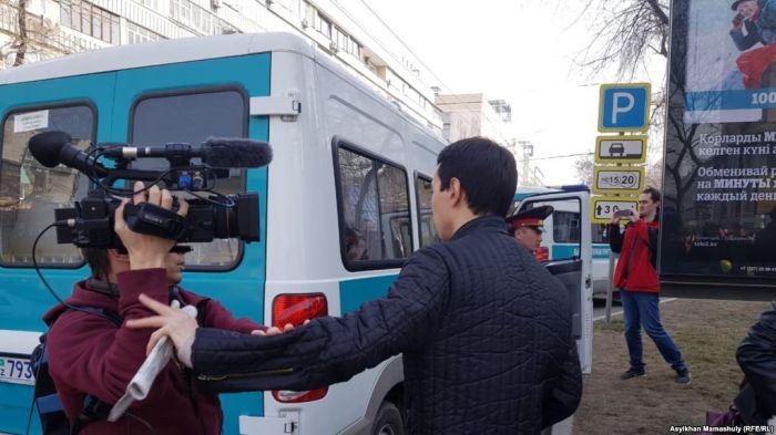 Құқық қорғау ұйымдары биліктен Азаттық тілшілеріне жасалған кедергінің тергелуін сұрады