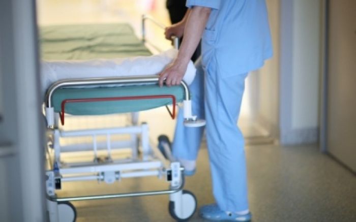 Сәби екпеден көз жұмды: тілшілерге жұдырық ала жүгірген емхана қызметкері істі болды