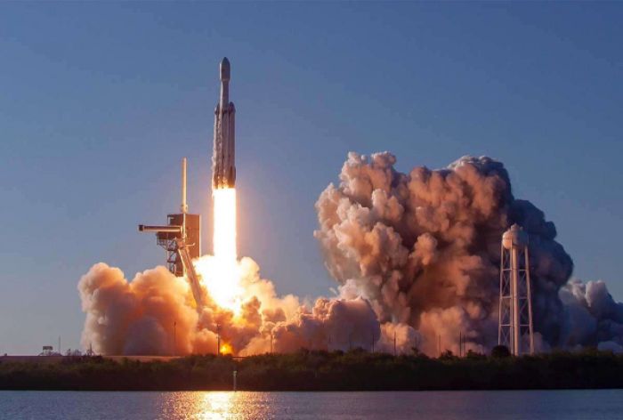 ​Falcon Heavy тасығыш-зымыраны ғарышқа ұшты 