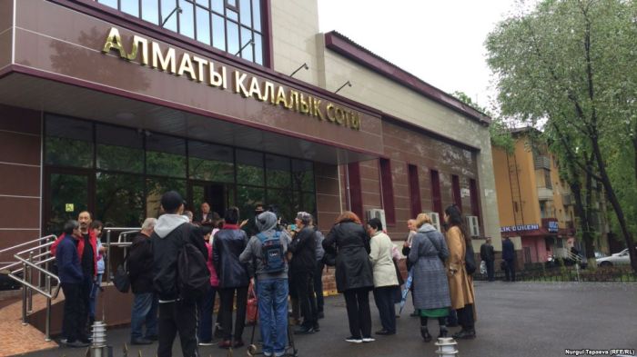 Бір топ белсенді ұсталған жастарды қолдау үшін Алматы сотының алдына жиналды