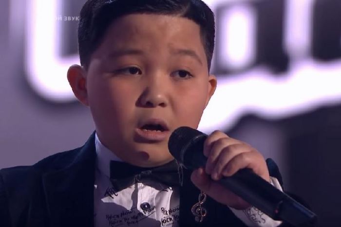 Ержан Максим «Голос. Дети» конкурсының суперфиналында өнер көрсетті 